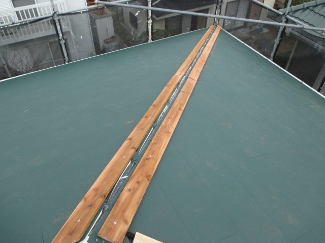 明石市の屋根カバー工事で貫板の施工中